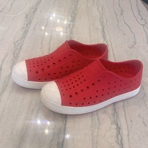 Native Shoes. Red. J2